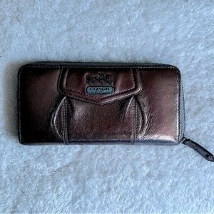 Excellent condition, Coach Wallet, neutral silver chrome